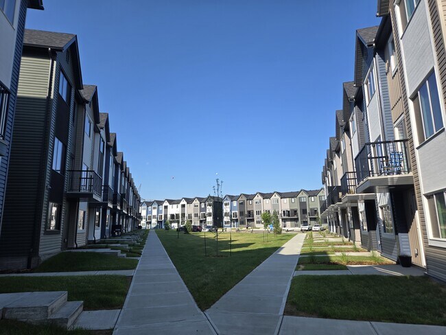 2035-2035 Chalmers Way SW in Edmonton, AB - Building Photo - Building Photo