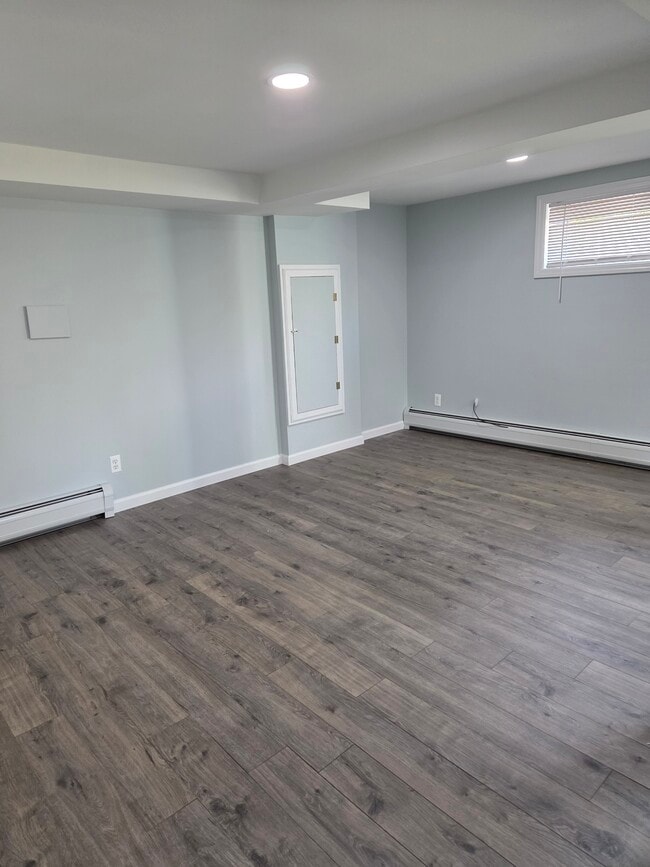 14 Sugar St, Unit Lower level in Newtown, CT - Building Photo - Building Photo