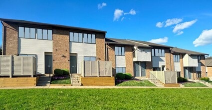 The Glen at Bucks Apartments and Townhomes in Warminster, PA - Foto de edificio - Building Photo
