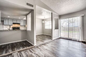 525 David Dr in Grand Prairie, TX - Building Photo - Building Photo