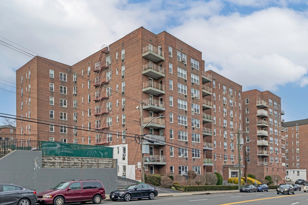 The Parkway Terrace in Yonkers, NY - Building Photo