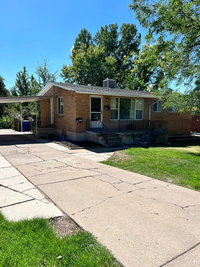 971 Bel Mar Dr, Unit A in Ogden, UT - Foto de edificio - Building Photo