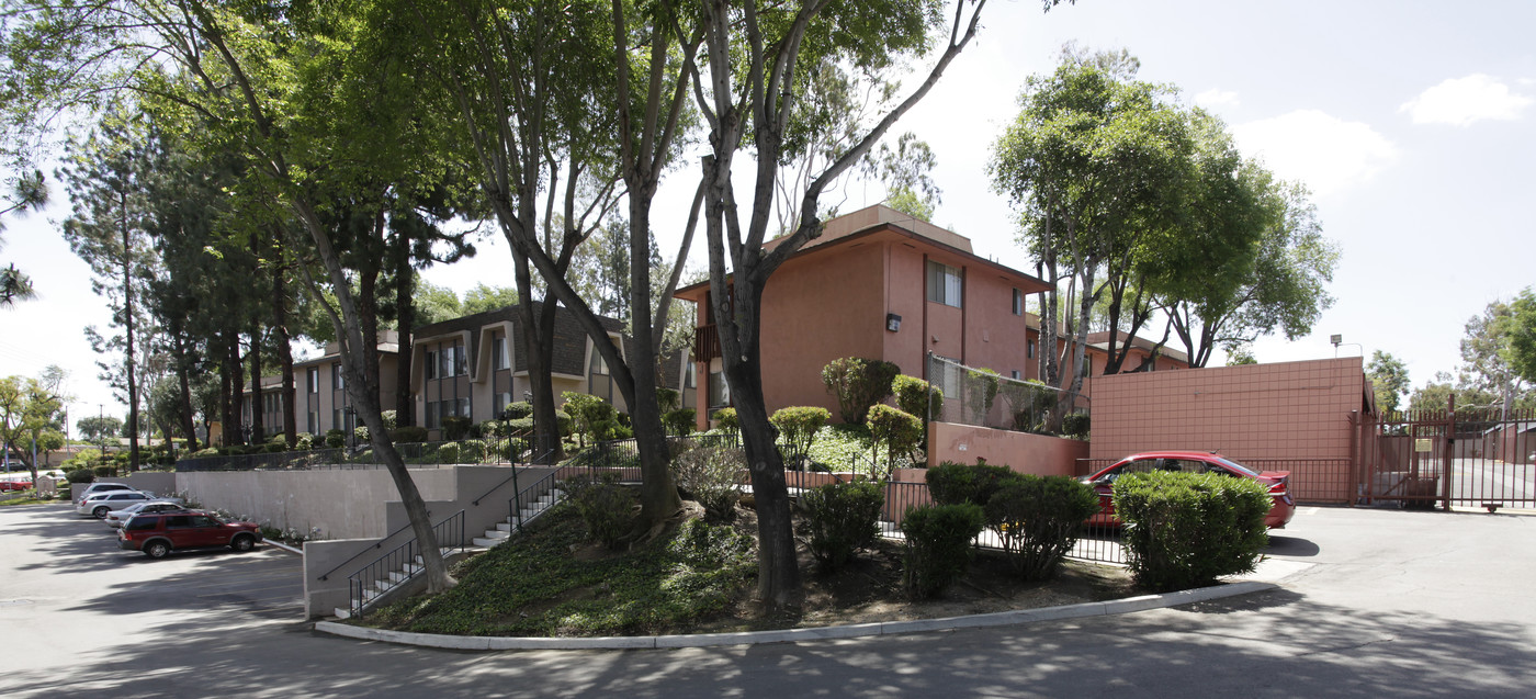 Las Lomas Gardens in La Habra, CA - Building Photo