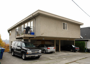 Peco Plaza Apartments in Seattle, WA - Building Photo - Building Photo