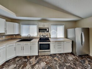 5806 S Stone Flower Way in Kearns, UT - Foto de edificio - Building Photo