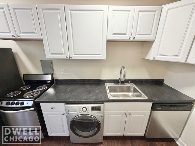 3350 N Marshfield Ave, Unit 102