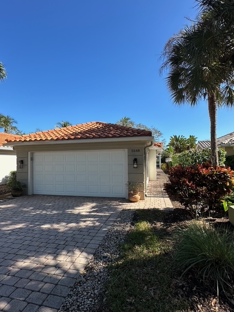 5548 Islandwalk Cir in Naples, FL - Building Photo