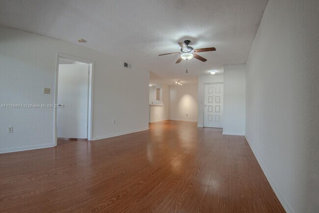 2803 N Oakland Forest Dr in Oakland Park, FL - Building Photo - Building Photo