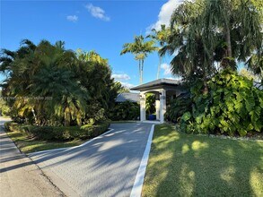 14601 SW 99th Ave in Miami, FL - Building Photo - Building Photo