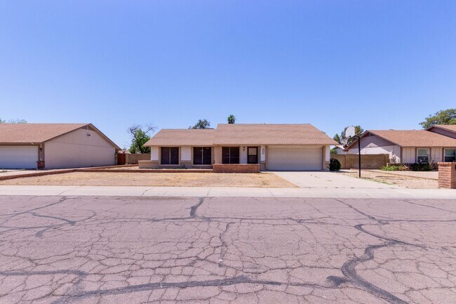 property at 3841 W Bluefield Ave