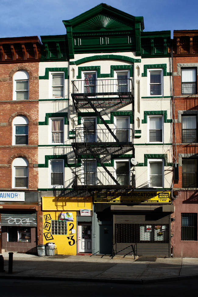 235 Malcolm X Blvd in Brooklyn, NY - Foto de edificio - Building Photo