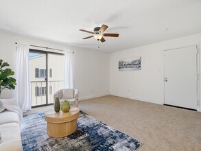 11 Village Way, Unit 8 Village Way U11 in Natick, MA - Foto de edificio - Building Photo