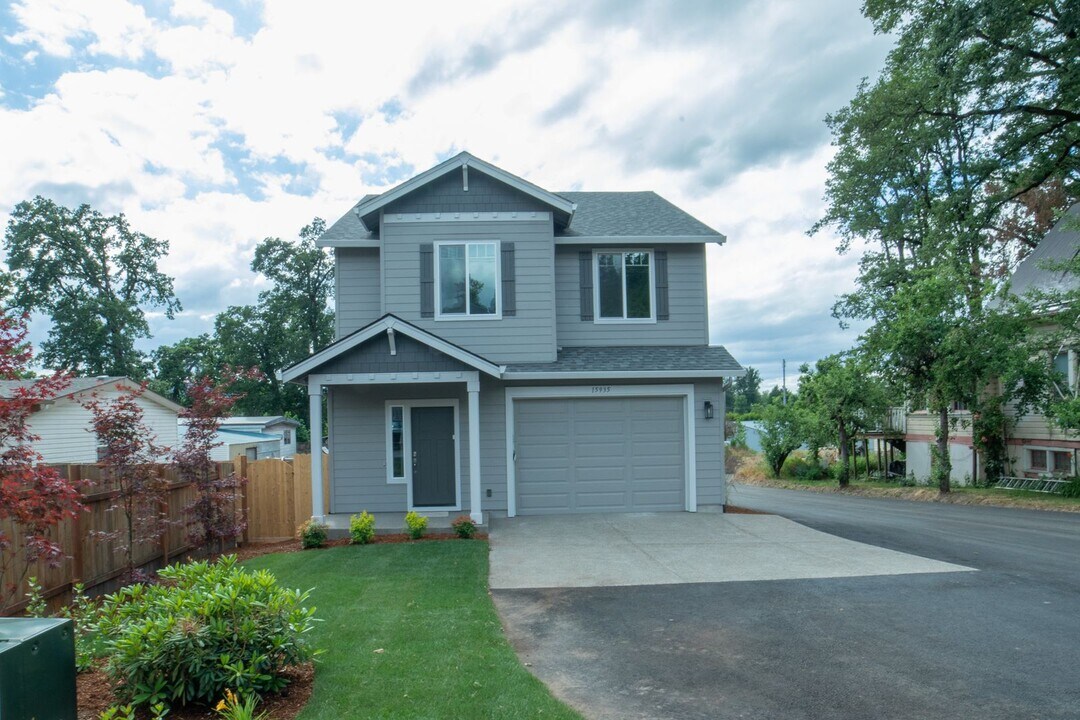 15935 Apperson Blvd in Oregon City, OR - Building Photo