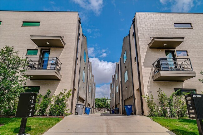 2707 Kimsey Dr, Unit 103 in Dallas, TX - Building Photo - Building Photo