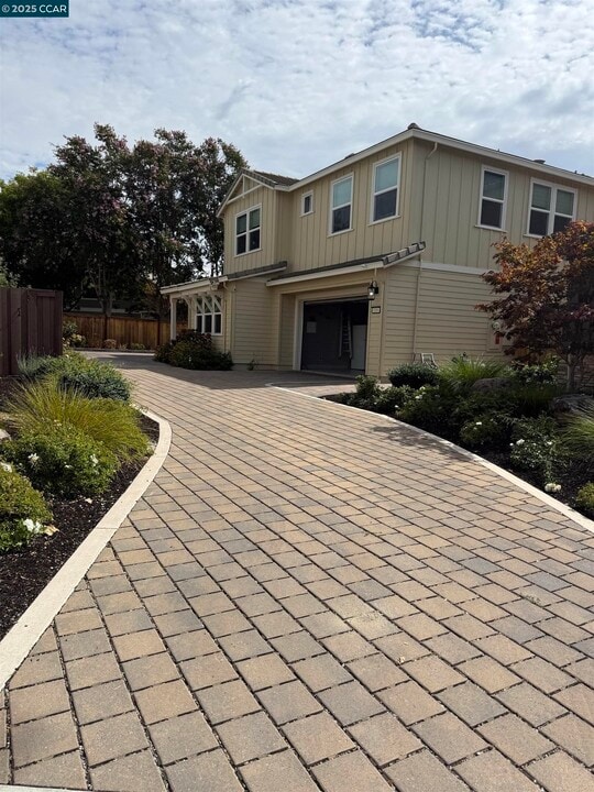 110 Julia Lp in Danville, CA - Foto de edificio