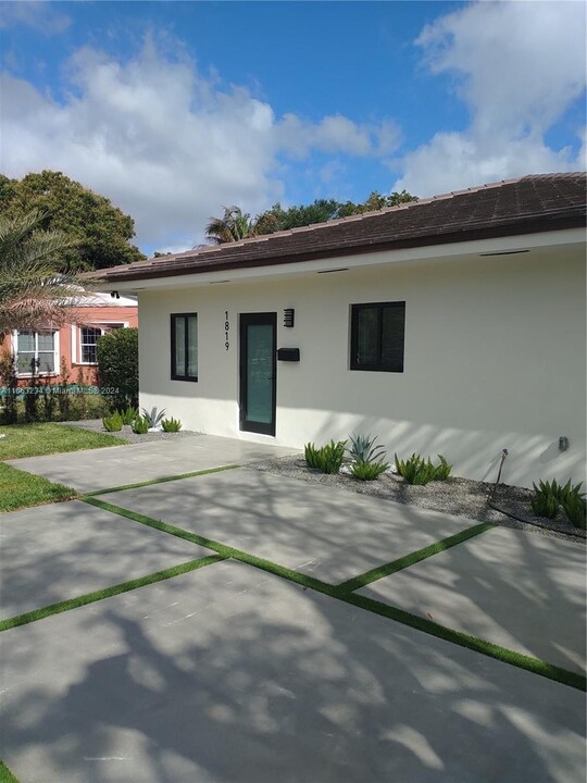 1819 NE 182nd St in North Miami Beach, FL - Building Photo