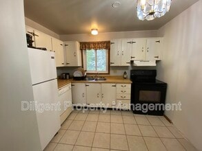 1556 Redwood Dr in Peterborough, ON - Building Photo - Building Photo