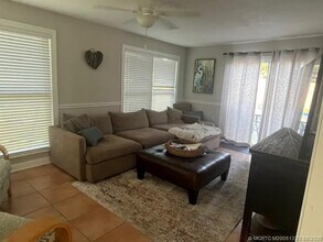 2327 NE 16th Ct in Jensen Beach, FL - Foto de edificio - Building Photo