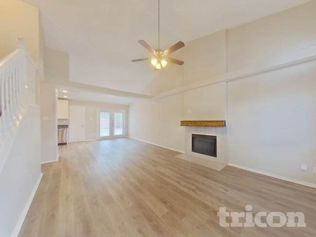 837 Globe Ave in Blue Mound, TX - Foto de edificio - Building Photo