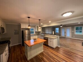 901 James St in Apex, NC - Building Photo - Building Photo