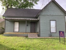 115 1st St in Terrell, TX - Building Photo