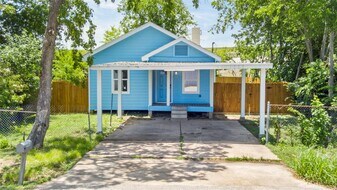 8402 Bassett St in Houston, TX - Building Photo