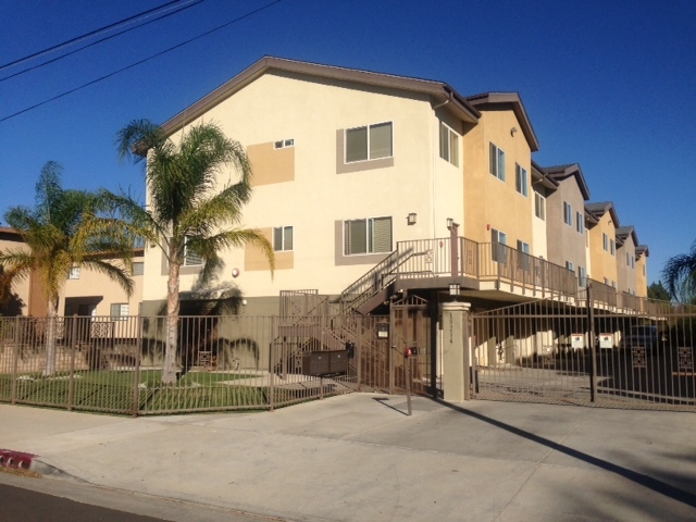 10214 Independence Ave in Chatsworth, CA - Building Photo