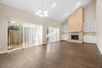 304 E Adoue St in Alvin, TX - Foto de edificio - Building Photo