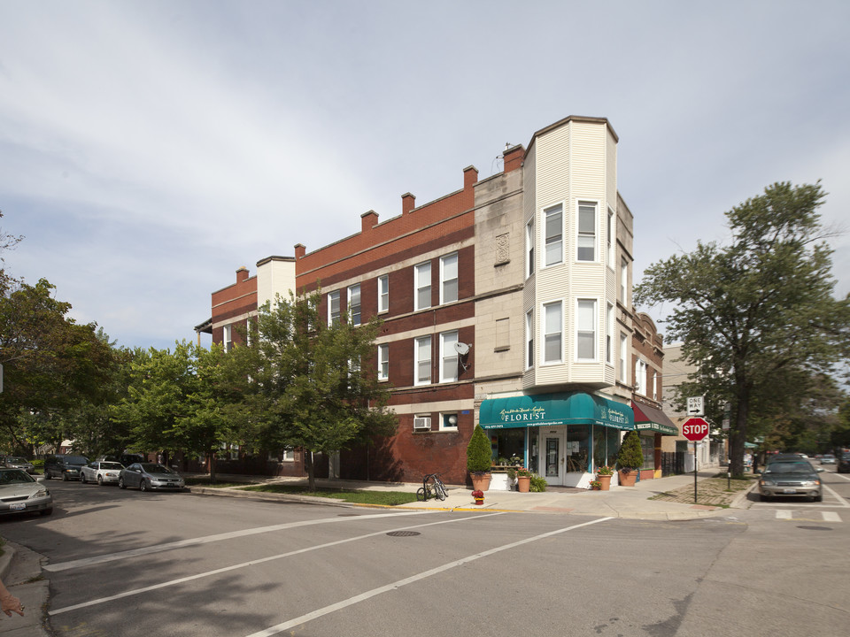 2058 West Roscoe in Chicago, IL - Building Photo