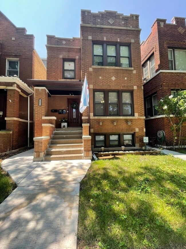 property at 3422 N Hamlin Ave