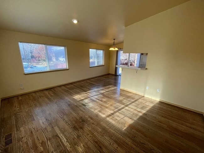 3312 NE Hoona Dr in Bend, OR - Building Photo - Building Photo