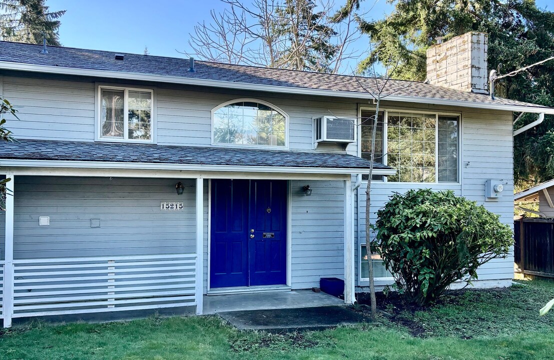 15215 NE 7th Pl in Bellevue, WA - Building Photo
