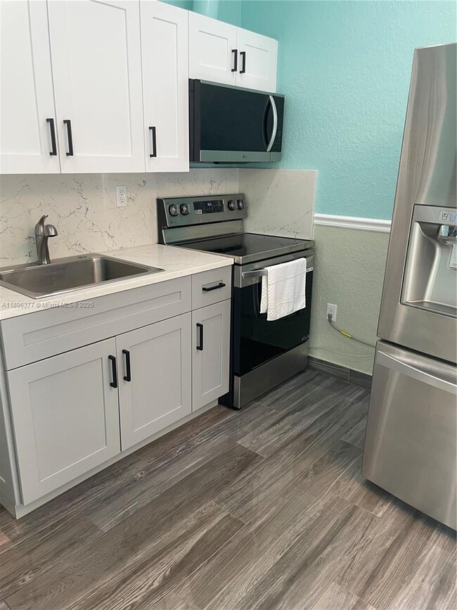 240 NE 27th St in Pompano Beach, FL - Building Photo - Building Photo