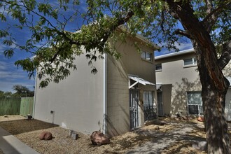 1117 Girard Blvd SE in Albuquerque, NM - Building Photo - Building Photo