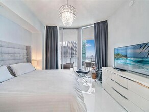 851 NE 1st Ave in Miami, FL - Foto de edificio - Building Photo