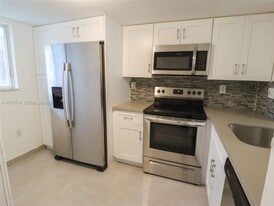 14010 NE 3rd Ct in Miami, FL - Building Photo