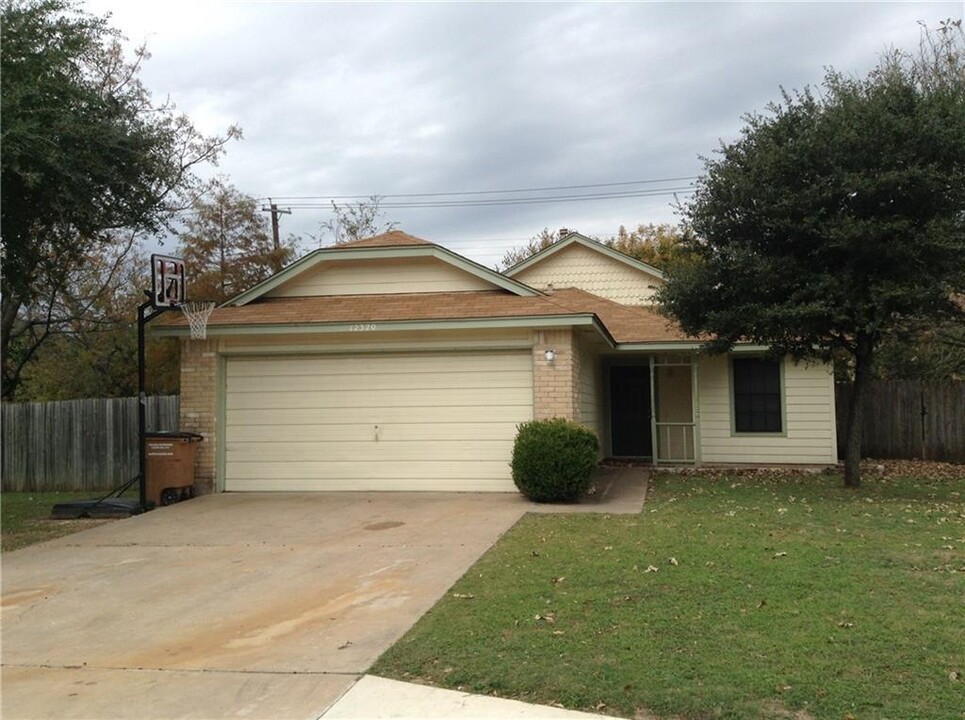 12320 Tomanet Trail in Austin, TX - Foto de edificio