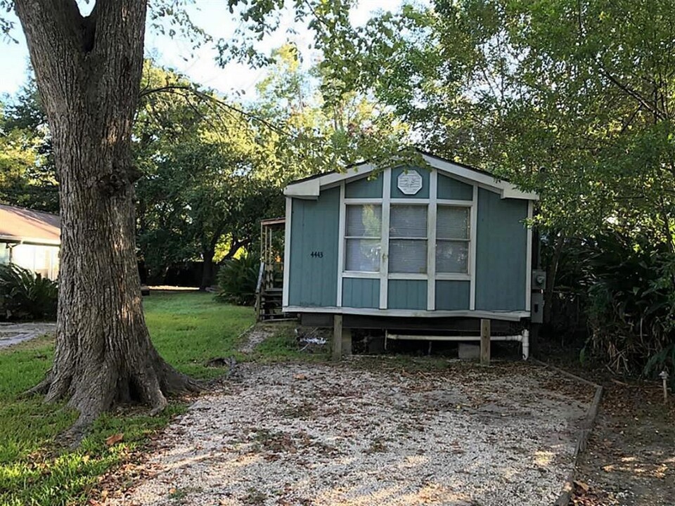 4443 1st St in Bacliff, TX - Building Photo