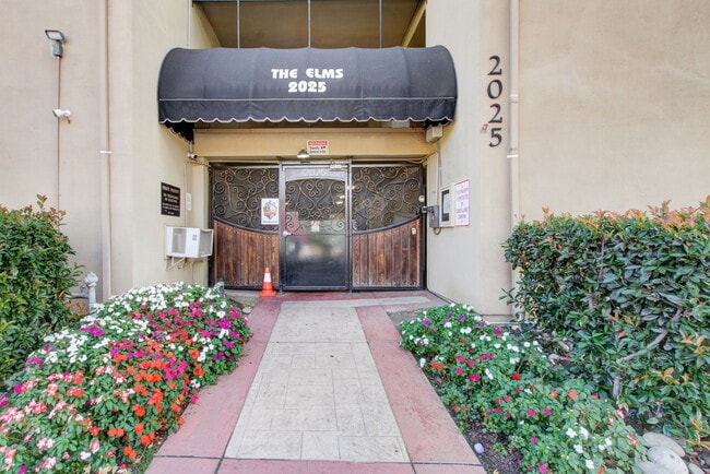 The Elms Apartments in Sacramento, CA - Foto de edificio - Building Photo