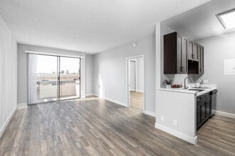 Cielo in Panorama City, CA - Foto de edificio - Building Photo