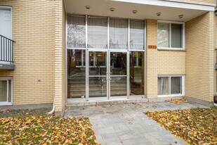 3895 Broadway Rue in Montréal, QC - Building Photo
