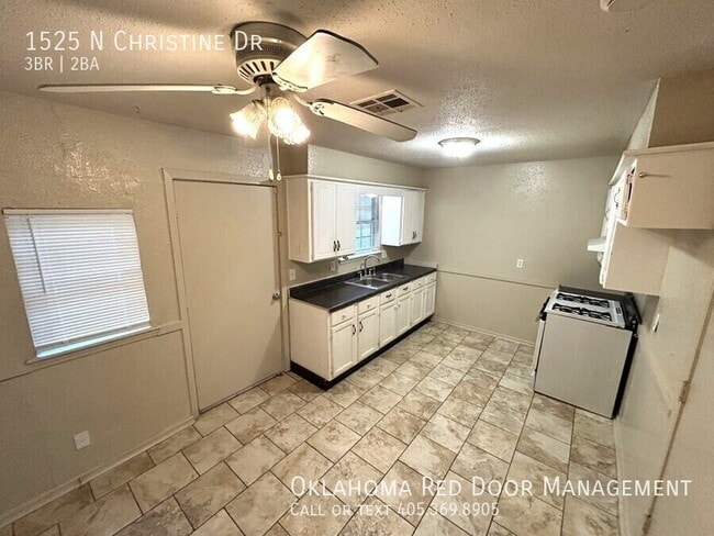 1525 N Christine Dr in Midwest City, OK - Foto de edificio - Building Photo