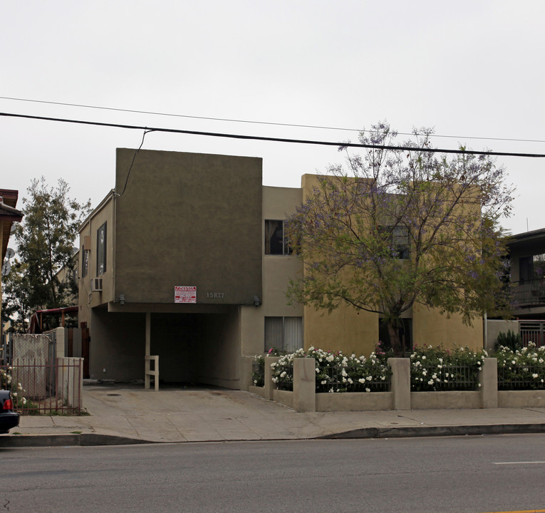 15837 Saticoy St in Van Nuys, CA - Building Photo