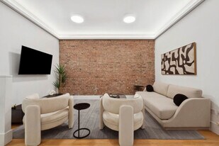 125 E 83rd St in New York, NY - Building Photo