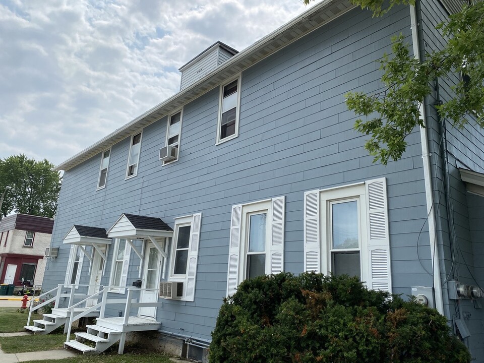 109 N Depot St in Juneau, WI - Building Photo