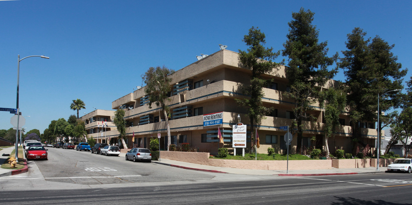 Canyon Crest Apartments in Van Nuys, CA - Foto de edificio