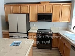 3624 E Oak Grv St in Newberg, OR - Building Photo - Building Photo