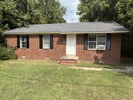 914 Monroe Ave in Brownsville, TN - Building Photo