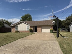 3916 Paradise Island Rd in Waco, TX - Building Photo - Building Photo