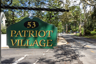 Patriot Village Apartments in Summit, NJ - Foto de edificio - Building Photo